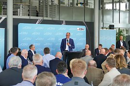 Spannende politische Diskussionen bei CDU-Veranstaltung im Autohaus (Foto: )