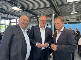 Spannende politische Diskussionen bei CDU-Veranstaltung im Autohaus (Foto: Autohaus Peter)
