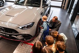 „Kleine Hände, große Zukunft“  Kita-Kinder erleben spannenden Vormittag im Autohaus (Foto: )