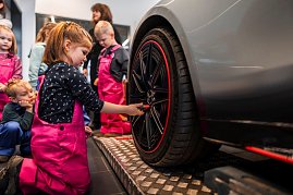 „Kleine Hände, große Zukunft“  Kita-Kinder erleben spannenden Vormittag im Autohaus (Foto: )