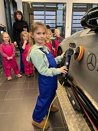 „Kleine Hände, große Zukunft“  Kita-Kinder erleben spannenden Vormittag im Autohaus (Foto: )