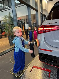„Kleine Hände, große Zukunft“  Kita-Kinder erleben spannenden Vormittag im Autohaus (Foto: )