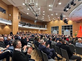 Große Ansicht des Publikums: Zahlreiche Gäste sitzen im Saal und applaudieren während der Eröffnung. (Foto: Autohaus Peter )