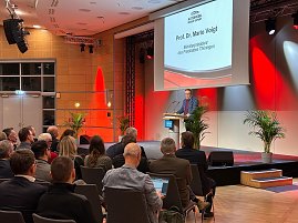 Prof. Dr. Mario Voigt spricht am Rednerpult der Messe Erfurt, im Hintergrund eine Leinwand mit seinem Namen und Titel als Ministerpräsident Thüringens. (Foto: Autohaus Peter )
