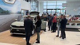 Der neue koda Elroq steht mit geöffnetem Kofferraum und Türen im Ausstellungsraum. Besucher stehen darum herum, einige sehen sich das Interieur an. (Foto: Autohaus Peter)