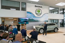 Ein Referent präsentiert den neuen koda Elroq vor Publikum. Der Bildschirm zeigt die Begrüßungsfolie. Gäste sitzen an Frühstückstischen. (Foto: Autohaus Peter)