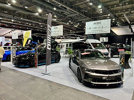 Zwei moderne Opel-Modelle, ein schwarzer und ein grauer Wagen, stehen auf der Ausstellungsfläche der Autohaus Peter Gruppe. Im Hintergrund Wohnmobile und große Banner. (Foto: Autohaus Peter Gruppe)