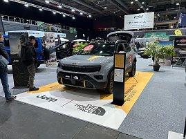 Grauer Jeep Compass mit „The North Face“-Branding und gelben Akzenten auf einem eigens gestalteten Ausstellungsboden. (Foto: Autohaus Peter Gruppe)