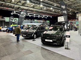 Zwei schwarze Jeep Compass Modelle mit geöffneten Motorhauben und Jeep-Bannern stehen nebeneinander, Besucher betrachten die Fahrzeuge. (Foto: Autohaus Peter Gruppe)