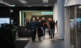 Fahrzeugübergabe von Mercedes-Benz eActros-Lkw: Björn Schade, Geschäftsführer Schade Logistic GmbH, mit seinem Team und Frank Hentschel, Verkaufsleiter Lkw Autohaus Peter GmbH, während einer Werksführung im Mercedes-Benz Werk Wörth. (Foto: Daimler Truck AG)