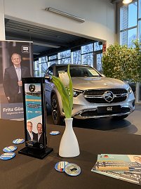 Mercedes-Benz GLC im Autohaus Peter. Auf dem Tisch davor eine Vase mit Tulpe, Flyer und CDU-Material. Im Hintergrund ein Aufsteller mit Fritz Güntzler. (Foto: Autohaus Peter)