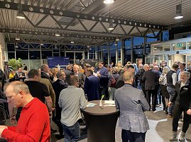 Viele Gäste stehen und unterhalten sich bei einem CDU-Wahlkampfempfang im Autohaus Peter in Duderstadt. (Foto: Autohaus Peter)