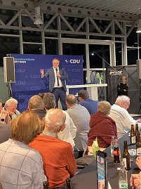Ministerpräsident Mario Voigt spricht am Pult vor CDU-Banner, das Publikum sitzt an langen Tischen und hört zu. (Foto: Autohaus Peter)