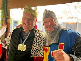 Helmut Peter verkleidet als König mit goldener Krone und Hermelinumhang, Enrico Dost als Ritter in silberner Rüstung  beide lächeln in die Kamera. (Foto: Autohaus Peter GmbH)