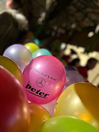 Mehrere bunte Luftballons mit der Aufschrift Helau, Alaaf & Ahoi! und dem Autohaus-Peter-Logo, im Vordergrund ein pinkfarbener Ballon im Fokus. (Foto: Autohaus Peter GmbH)