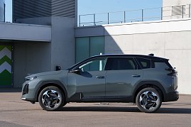 Linke Seitenansicht des grauen Citroën C5 Aircross, geparkt vor einem modernen Gebäude. (Foto: CITROËN DEUTSCHLAND GmbH)