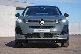 Frontansicht des neuen Citroën C5 Aircross mit eingeschaltetem Tagfahrlicht und Kennzeichen „NEW C5 AIRCROSS“. (Foto: CITROËN DEUTSCHLAND GmbH)