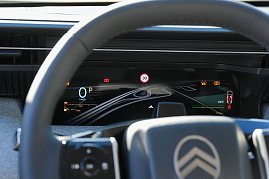 Nahaufnahme des digitalen Kombiinstruments des Citroën C5 Aircross mit Tachometer, Tempolimitanzeige und Fahrassistenzsymbolen. (Foto: CITROËN DEUTSCHLAND GmbH)