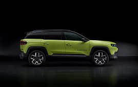 Seitenansicht des neongrünen Jeep Compass mit schwarzem Dach, großem Radstand und klarer Linienführung vor dunklem Hintergrund. (Foto: FCA Germany GmbH)
