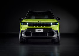 Frontansicht des neongrünen Jeep Compass mit siebenfach geteiltem Jeep-Kühlergrill, schmalen LED-Frontscheinwerfern und robustem Stoßfänger. (Foto: FCA Germany GmbH)