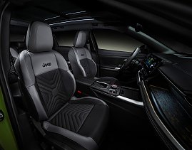 Innenraumaufnahme des Jeep Compass  Vordersitze in schwarz-grauer Lederoptik mit Jeep-Logo, moderner Instrumententafel und großem Panoramadach. (Foto: FCA Germany GmbH)