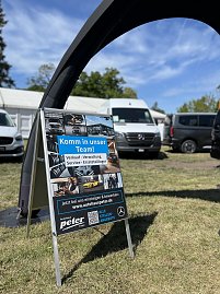 Nahaufnahme Recruiting-Aufsteller: Detailaufnahme eines Aufstellers mit der Aufschrift „Komm in unser Team!“ vor dem Mercedes-Benz Stand. (Foto: Autohaus Peter GmbH)