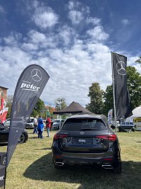 Rückansicht SUV mit Fahnen: Schwarzer Mercedes-Benz SUV von hinten, flankiert von Fahnen der Autohaus Peter Gruppe und Mercedes-Benz. (Foto: Autohaus Peter GmbH)