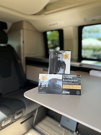 Innenraum Camper-Van: Prospekte auf einem Tisch im Innenraum eines Mercedes-Benz Camper-Vans. (Foto: Autohaus Peter GmbH)
