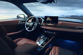 Innenraum mit Armaturenbrett: Moderner Innenraum des Mitsubishi Outlander mit braunen Ledersitzen, digitalem Display, großem Touchscreen in der Mitte und Blick auf eine Berglandschaft durch die Frontscheibe. (Foto: Mitsubishi Motors)