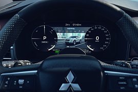 Digitales Cockpit: Nahaufnahme des digitalen Fahrerdisplays des Mitsubishi Outlander mit Geschwindigkeitsanzeige, Energieflussanzeige und Fahrzeugabbildung in der Mitte. (Foto: Mitsubishi Motors)