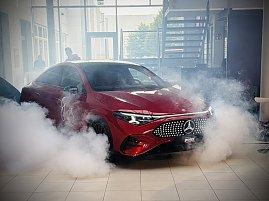 Roter Mercedes-Benz CLA 250+ mit EQ-Technologie im Nebel in einer Ausstellungshalle. Mercedes-Benz CLA 250+ mit EQ-Technologie | Energieverbrauch kombiniert: 14,1-12,2 kWh/100 km | CO2Emissionen kombiniert: 0 g/km | CO2-Emissionsklasse: A (Foto: Eric Freytag)