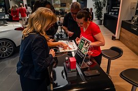 Mehrere Frauen betrachten eine Duftauswahl an einem „Ladies Special“-Stand, eine Frau trägt ein rotes Shirt.eine Frau trägt ein rotes Shirt und hält ein Glas Rosé. (Foto: Eric Freytag)
