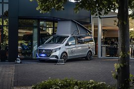 Silberner Mercedes-Van mit „Shes Mercedes“-Logo, vor einem Autohaus geparkt, mit geöffnetem Aufstelldach wie bei einem Camper. (Foto: Eric Freytag)