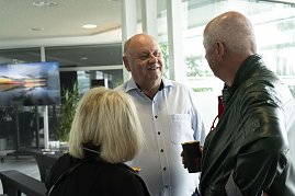 Helmut Peter im Gespräch mit Gästen beim afrikanischen Abend im Autohaus Peter in Heiligenstadt. Die entspannte Atmosphäre lädt zum Austausch rund um Afrika ein. (Foto: Peter Gruppe)