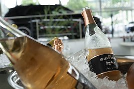 „Sektflaschen mit Autohaus-Peter-Branding in einer Schale mit Eis, bereitgestellt für die Gäste des südafrikanischen Abends im Autohaus Peter in Heiligenstadt. (Foto: Autohaus Peter)