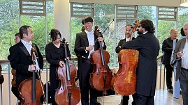 „Mitglieder des Loh-Orchesters mit Celli im Gespräch und lachend während einer Pause beim Konzertabend im Achteckhaus Sondershausen. (Foto: Autohaus Peter)