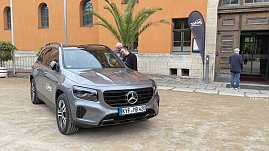 „Grauer Mercedes GLB mit Autohaus-Peter-Logo vor dem historischen Achteckhaus Sondershausen, zwei Gäste unterhalten sich am Fahrzeug. (Foto: Autohaus Peter)