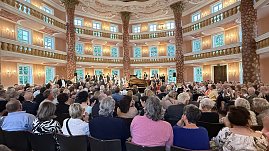 Publikum im historischen Achteckhaus Sondershausen applaudiert dem Loh-Orchester, das auf der Bühne rund um einen Konzertflügel auftritt (Foto: Autohaus Peter)