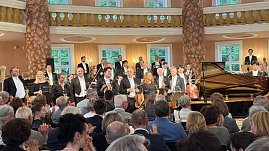 „Das Loh-Orchester steht im historischen Achteckhaus Sondershausen vor dem Publikum und verbeugt sich nach dem Konzert, während die Zuhörer applaudieren. (Foto: Autohaus Peter)