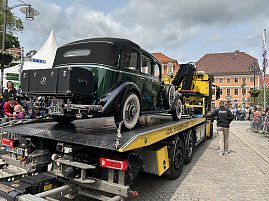 Ein grüner Mercedes-Oldtimer wird auf einem ADAC-Abschleppwagen des Autohaus Peter beim Festumzug in Sondershausen präsentiert. Zuschauer säumen die Straße, im Hintergrund stehen historische Gebäude.   (Foto: Autohaus Peter)