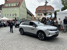 Beim Festumzug in Sondershausen präsentiert das Autohaus Peter einen Opel und einen Mercedes-Benz. Zahlreiche Zuschauer säumen die Straßen der Altstadt. (Foto: Autohaus Peter)