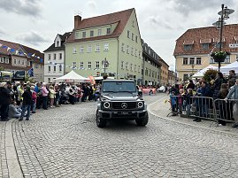 Die Mercedes-Benz G-Klasse des Autohauses Peter rollt stolz durch die Innenstadt von Sondershausen. Begeisterte Zuschauer säumen die Straßen und verfolgen den Festumzug.     (Foto: Autohaus Peter)