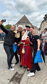 Beim Festumzug in Sondershausen herrschte beste Stimmung  das Team des Autohauses Peter machte ein Selfie mit Teilnehmern in historischen Kostümen. Ein tolles Miteinander von Tradition und Moderne! (Foto: Autohaus Peter)