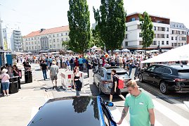 Großer Besucherandrang beim Rolandsfest 2025 in Nordhausen: Zahlreiche Menschen schlendern bei Sonnenschein über das Festgelände, vorbei an den ausgestellten koda-Fahrzeugen des Autohauses Peter. Im Hintergrund sind Marktstände, ein Karussell und dichtes Gedränge zu sehen. (Foto: Autohaus Peter)