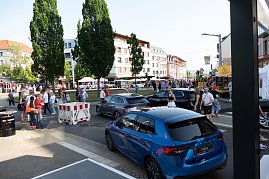 Skoda-Modelle und flanierende Personen beim Rolandsfest 2025 in Nordhausen (Foto: Autohaus Peter)