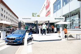 Skoda-Bühne beim Rolandsfest mit Centerleiter Thorsten Wiesner, der am Mikro zu den Besucherinnen und Besuchern spricht (Foto: Autohaus Peter)