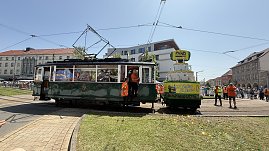 Historische Straßenbahn vom Straßenbahn-Korso mit XXL-Tortenattrappe zum 125-jährigen Jubiläum (Foto: Autohaus Peter)