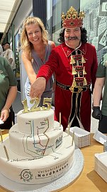Bürgermeisterin Alexandra Rieger und kostümierter Roland schneiden die Jubiläumstorte an (Foto: Autohaus Peter)