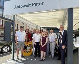 Gruppenfoto mit mehreren Personen auf der Autowelt-Peter-Bühne, unter anderem mit VBN-Geschäftsführer Thorsten Schwarz, Bürgermeisterin Alexandra Rieger und unserem Geschäftsführer Helmut Peter   (Foto: Autohaus Peter)