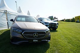 Mehrere Mercedes-Benz Fahrzeuge stehen auf einer grünen Wiese vor weißen Eventzelten beim Großen Preis von Immenrode 2025.  (Foto: Autohaus Peter)